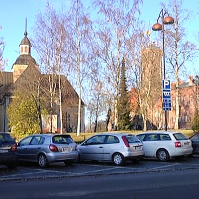 Henkilöautoja parkkiruuduissa Pietarsaaren keskustassa.