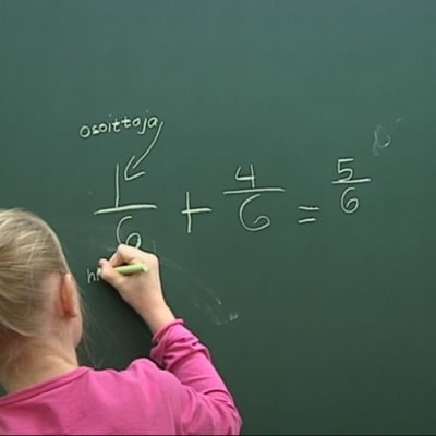 Oppilas esittelee luokalle, miten murtolukuja lasketaan yhteen.