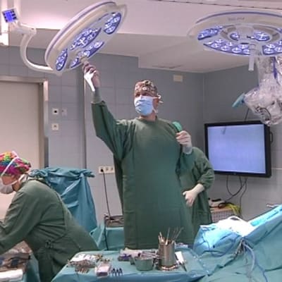 Kirurgi Mika Niemelä valmistelee leikkausta Töölön sairaalassa.