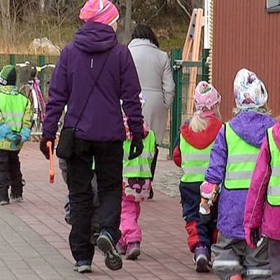 Lappeen päiväkodin lapset menossa ulkoilemaan