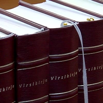 Virsikirjoja hyllyssä.