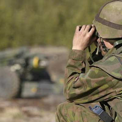 Suomalaisen armeijan varusmies rynnäkkökivääri olallaan.