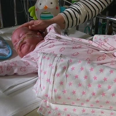 vauva sairaalasängyssä