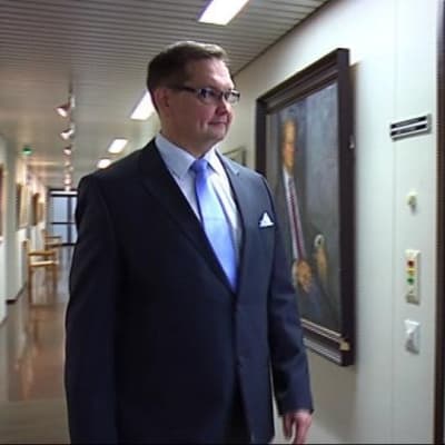Jussi Teittinen kävelee kaupunginjohtajan huoneeseen.