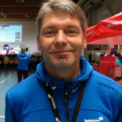 Tanhuvaaran Urheiluopiston rehtori Erkki Kauppinen keihässeminaarissa.