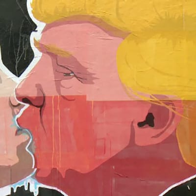Trump ja Putin suutelevat seinämaalauksessa.