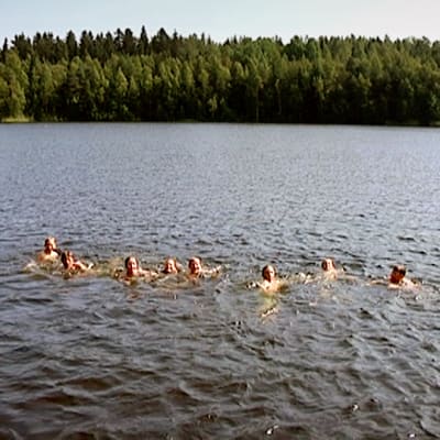 Lapsia uimassa Tesomajärvessä Ikurin uimarannalla