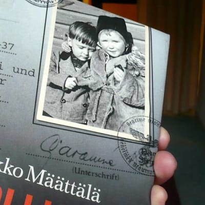 Mikko Määttälän kirja Vihollisina vangitut, kannessa Garamin perheen internointiasiakirja ja Garamin veljekset Lempäälän leirillä, alkuperäiskuva Lajos Garamilta