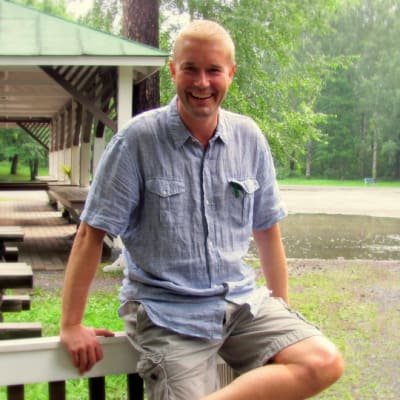 Ohjaaja Marco Bjurtsröm kesäteatterimiljöössä
