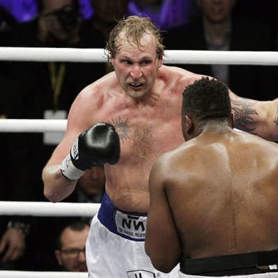 Robert Helenius iskee Dereck Chisoraa vastaan.