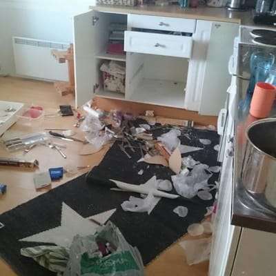 Minipossun aiheuttamia vahinkoja asunnossa.