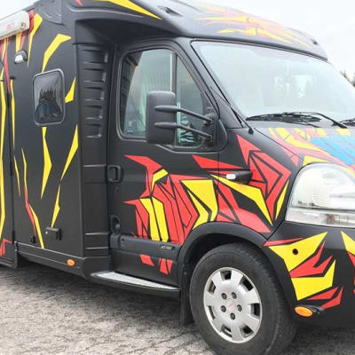 Tiikeri-autot kiertävät nuorten parissa tarjoamalla tapaamispaikan ja tarvittaessa aikuisten tukea ja neuvoja.
