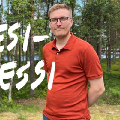Mies punaisessa paidassa metsän edessä. Kuvassa on Kesikyessi-logo.