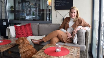 Jennifer Fjäder med hunden