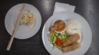 En portion vietnamesiska vårrullar med gurk- och tomatsallad.