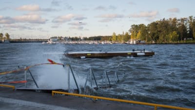 En flytbrygga som har slitit sig i en storm.