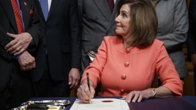 Nancy Pelosi undertecknar dokumentet om riksrätt 15.1.2020