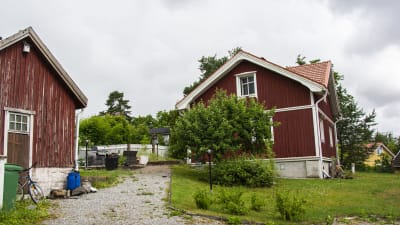 Gård med rött trähus i Skräbböle i Pargas. 