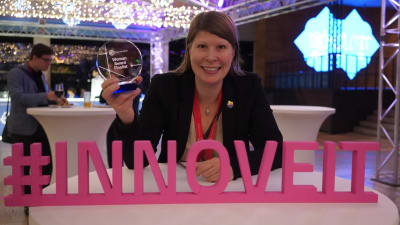 Karoline Beronius från Stockholm håller upp sitt pris hon vann för innovationen Adressya.