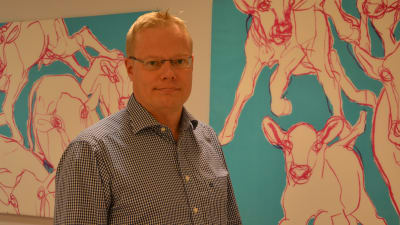 Ilkka Seppä tittar in i kameran.