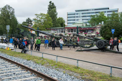 Försvarsmaktens artilleripjäser utställda i Vasa.