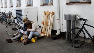 Ett par studerar festivalkatalogen.