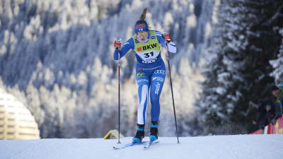 Anni Lindroos åker längdskidor i Davos