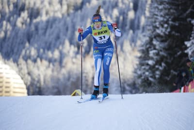 Anni Lindroos åker längdskidor i Davos
