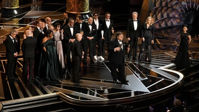 Guillermo del Toro och ensemblen som gjorde The Shape of Water på scenen på Oscarsgalan 2018.