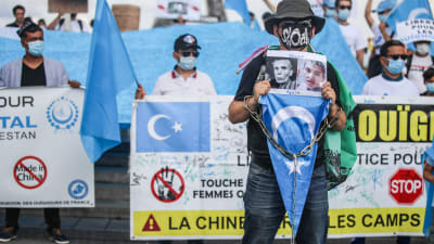 Demonstartion i Paris 16.8.2020 mot kinesiskt förtryck av uigurer.