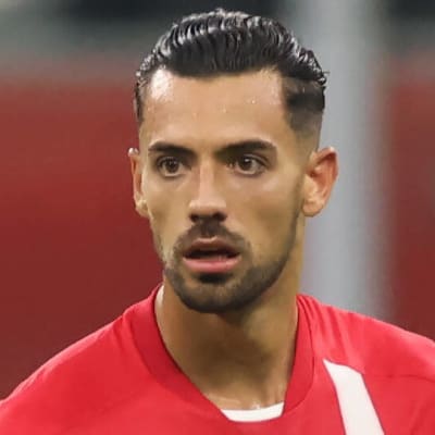 Pablo Marí spelar fotboll.