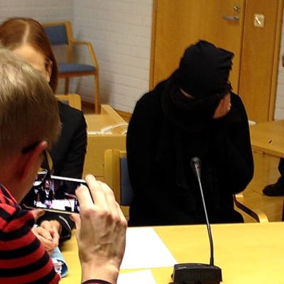 Viiden vauvansa murhista syytetty oululaisnainen saapui tiistaiaamuna Oulun käräjäoikeuteen mustiin vaatteisiin verhoutuneena.