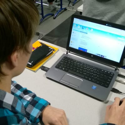 Lukiolainen tekee kemian koetta tietokoneella Espoonlahden lukiossa.