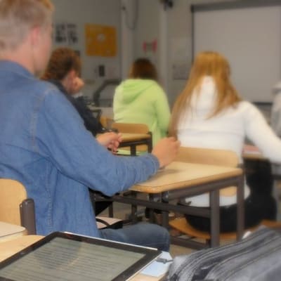 Oppilaita luokassa.