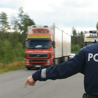 Liikkuvan poliisin ratsia elokuussa 2012.