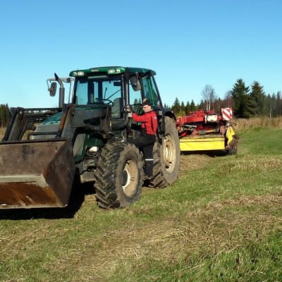 Juhani Lampela, maanviljelijä ja MTK Lapin puheenjohtaja kipuaa traktorinsa selkään Tervolassa.