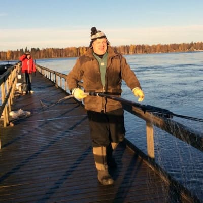 Oululainen Timo Karjala on liponnut siikaa 16 vuotta Oulujokisuulla