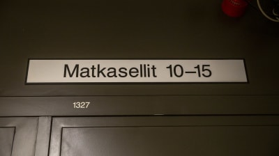 Skylt med texten "Matkasellit 10-15", på svenska resecellerna 10-15.
