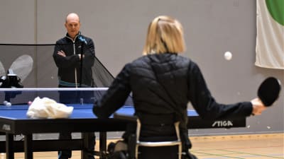 Aino Tapola tillsammans med tränaren Martti Autio på läger i Pajulahti.