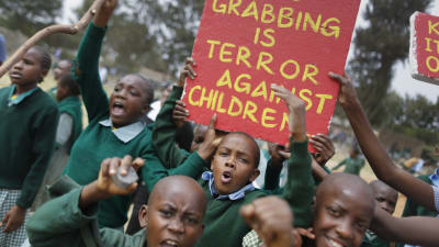 Skolbarna protesterar på lekplats i Nairobi, Kenya, 19.1.2015