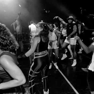 Rap-artisti John "Ecstasy" Fletcher lavalla ja ympärillä tanssijoita vuonna 1985.