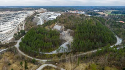 En backe i ett industriområde.