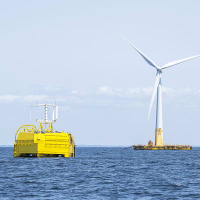 Sealhyfe-vetytuotantoyksikkö merellä tuulivoimalan vierellä.