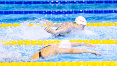 Angelina Köhler och Laura Lahtinen i bassängen.