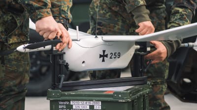 Närbild av tyska soldater som petar på en Aladin UAV.