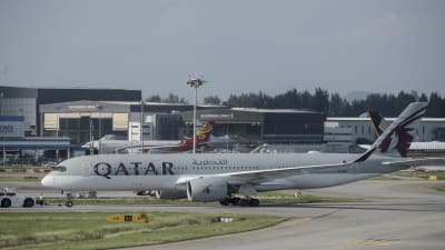 Qatar och dess statliga flygbolag Qatar Airways får hård kritik för kränkande läkarundersökningar på flygplatsen i Doha.