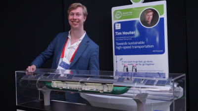 Tim Houter presenterar en modell av det snabbgående tåget
