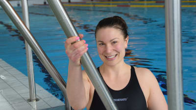 Julia Salmela fotograferad i en simbassäng.