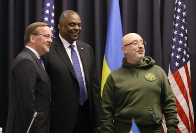 Ukrainas försvarsminister Oleksij Reznikov (längst till höger) tillsammans med Tysklands förvarsminister Boris Pistorius och USA:s försvarsminister Lloyd Austin. Fotograferade på Ramsteinmötet på fredagen. 