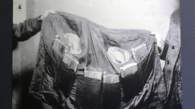 En svartvit bild av en jacka med fickor för hemliga spritpluntor.